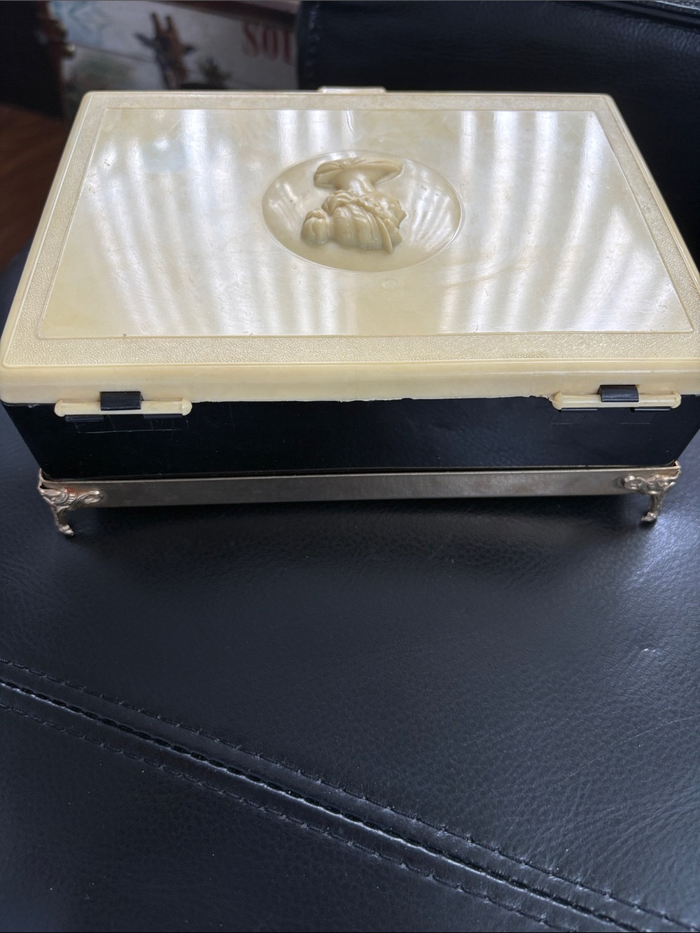 Vintage Mid Century Lion Cameo Trinket Box - Picture 3 of 10